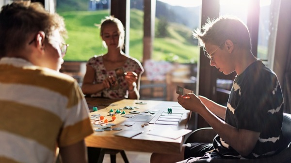 famille qui joue à un jeu de société